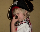 Piratenkostuum en verrekijker in de piratenkist