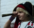 Piratenkostuum en verrekijker in de piratenkist