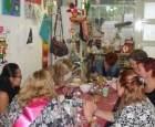 Workshop porselein schilderen voor een vrijgezellenfeest